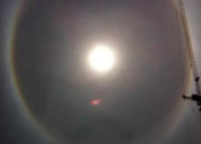 网民称一个红点靠近太阳飞行，然后极速离去。