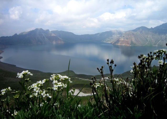 长白山火山口天池的温度，近年来亦显著上升。