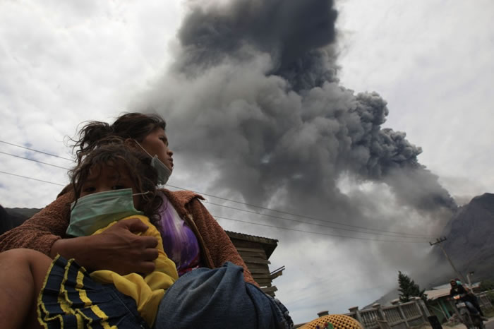 印尼北苏门答腊省的锡纳朋火山（Sinabung）爆发 3村民死亡