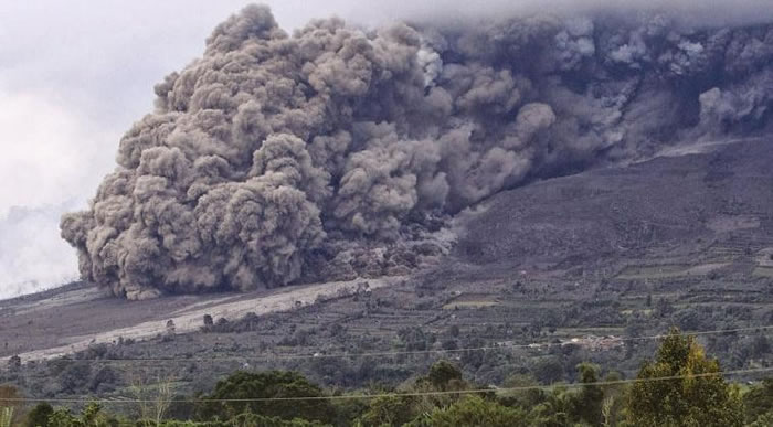 印尼北苏门答腊省的锡纳朋火山（Sinabung）爆发 3村民死亡