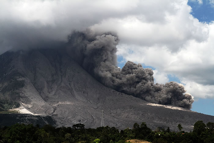 印尼北苏门答腊省的锡纳朋火山（Sinabung）爆发 3村民死亡