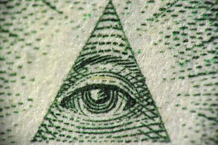 图为光明会的“金字塔之眼”。