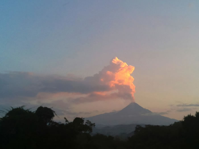 科利马火山上周五喷出火山灰和蒸气。