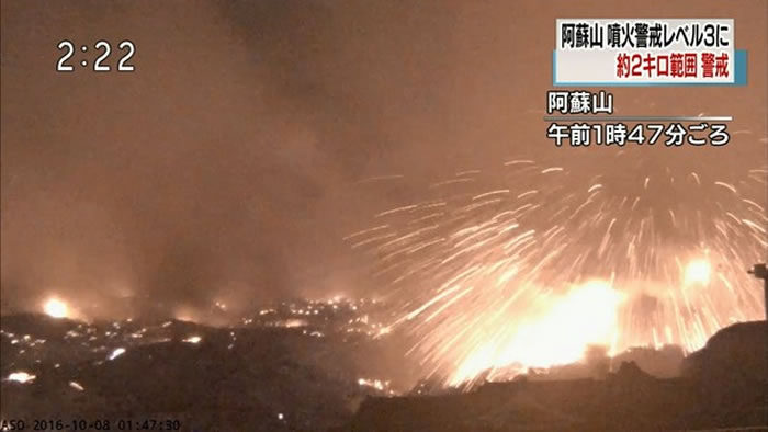 日本九州的阿苏火山8日凌晨再度喷发