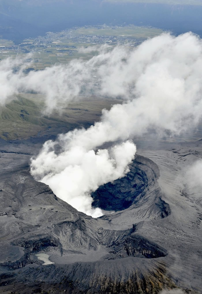 火山喷发时发出的声响震撼周围的居民。