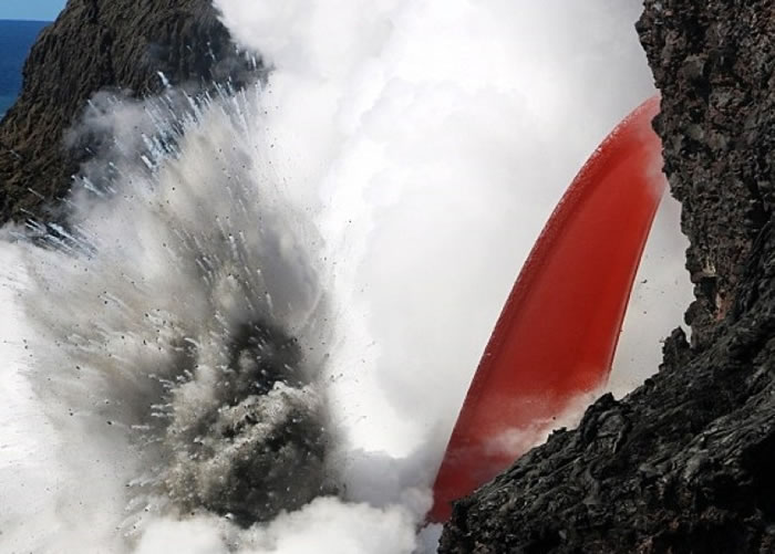 美国夏威夷基拉韦厄火山喷发 滚滚熔岩倾泻海面