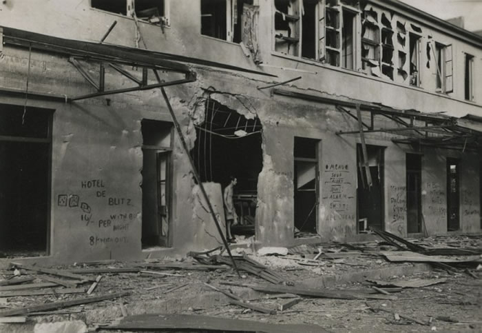 空袭过后，地面多栋建筑物被毁，满目疮痍。