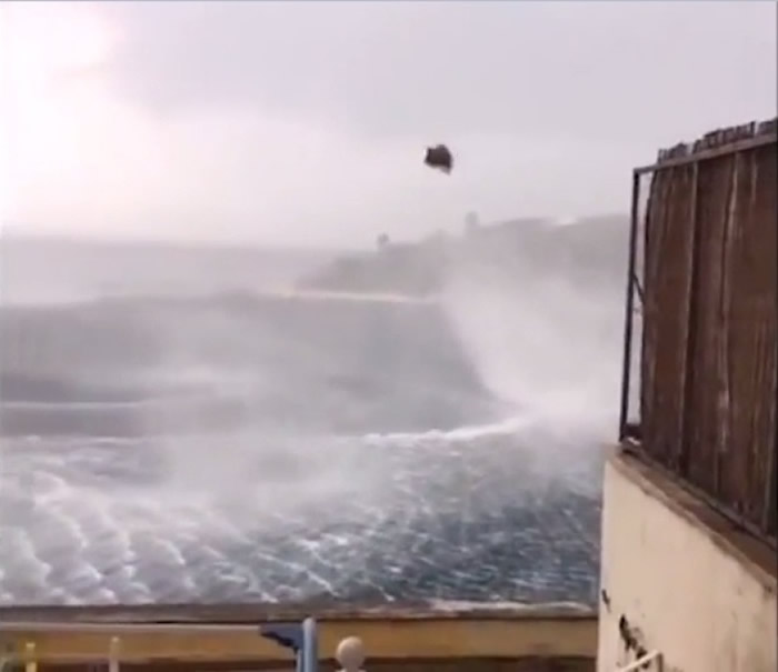 希腊西北部科孚岛海边出现惊人一幕：巨形水漩涡于海中出现