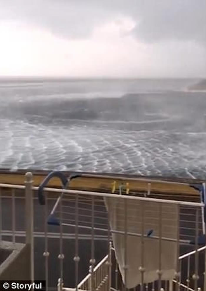希腊西北部科孚岛海边出现惊人一幕：巨形水漩涡于海中出现