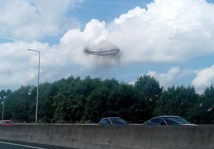 外星人UFO降临？俄罗斯北西伯利亚克拉斯诺亚尔斯克边疆区天空惊见神秘黑圈