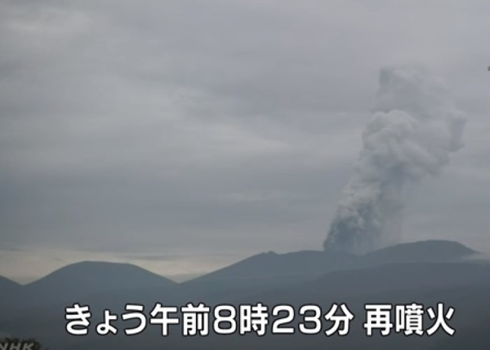 浓烟直冲2300米高空。