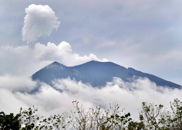 居民担忧阿贡火山爆发而撤离家园。