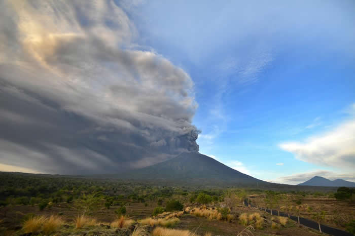 星期日，饱含火山灰的尘云从阿贡火山升起。 PHOTOGRAPH BY SONNY TUMBELAKA, AFP, GETTY IMAGES