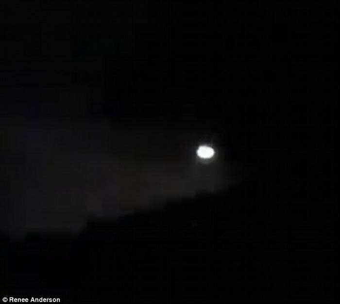 UFO再访澳大利亚？阳光海岸夫妇目击夜空神秘光团