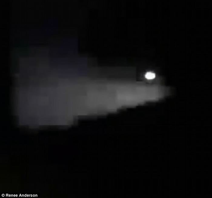 UFO再访澳大利亚？阳光海岸夫妇目击夜空神秘光团