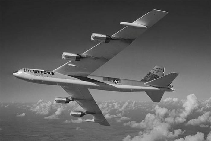 1968年冷战期间美国装着4枚氢弹的B-52轰炸机坠毁在格陵兰岛