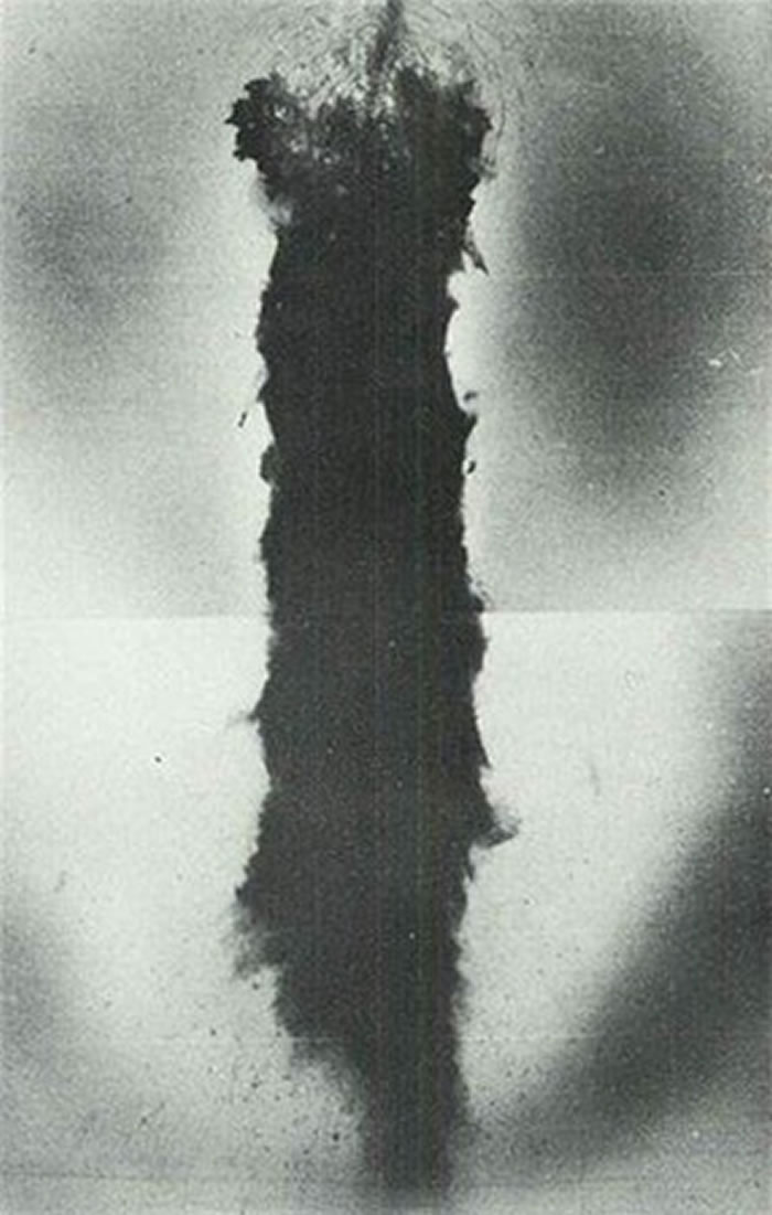 航拍图拍摄到坠毁的B-52残骇，留下大片黑色烧痕。