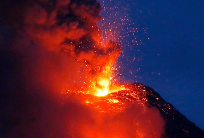 马荣火山喷发时传来巨响。