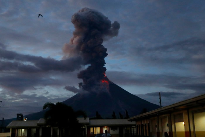 火山灰冲上高空。