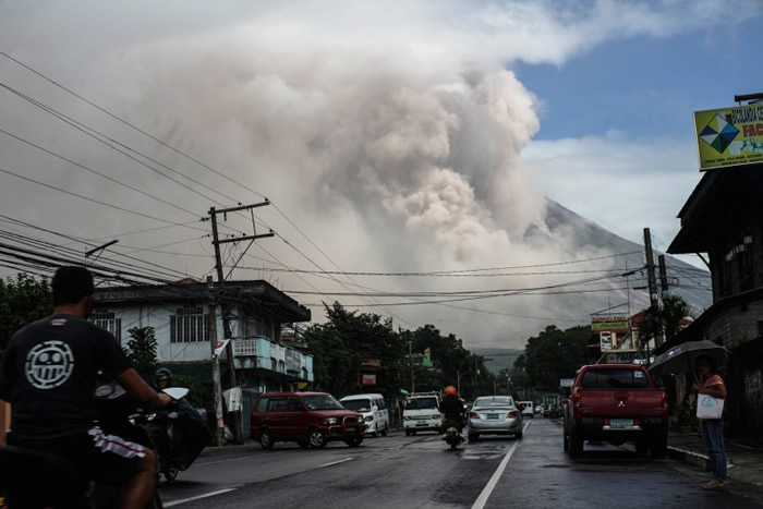 火山灰遮天蔽日，意味火山即将爆发。