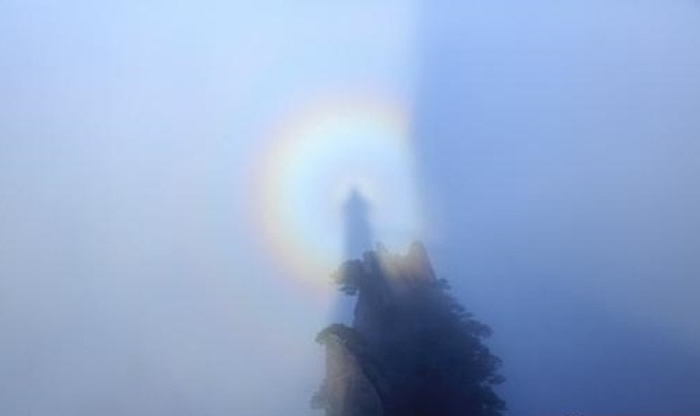 安徽黄山风景区出现“佛光”奇景