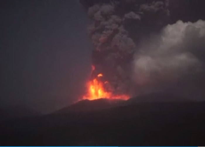 新燃岳火山凌晨再次喷发。