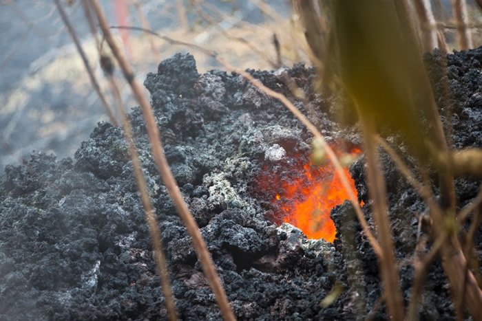 美国夏威夷岛基拉韦厄火山持续喷发