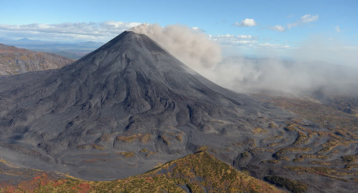 俄罗斯堪察加半岛卡丽姆斯卡火山一天内二次喷发