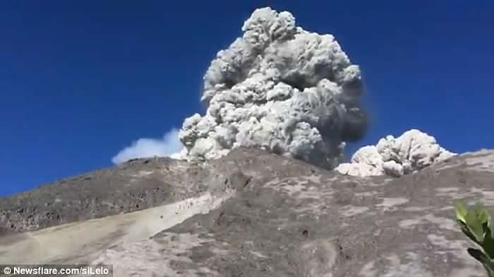 印尼爪哇岛大学生正在山下露营 默拉皮火山突然爆发