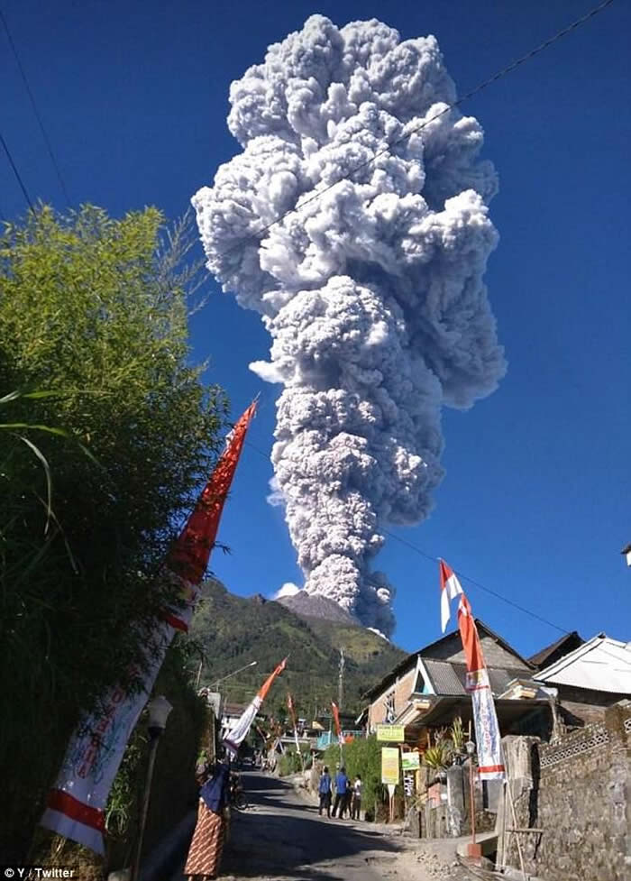 印尼爪哇岛大学生正在山下露营 默拉皮火山突然爆发