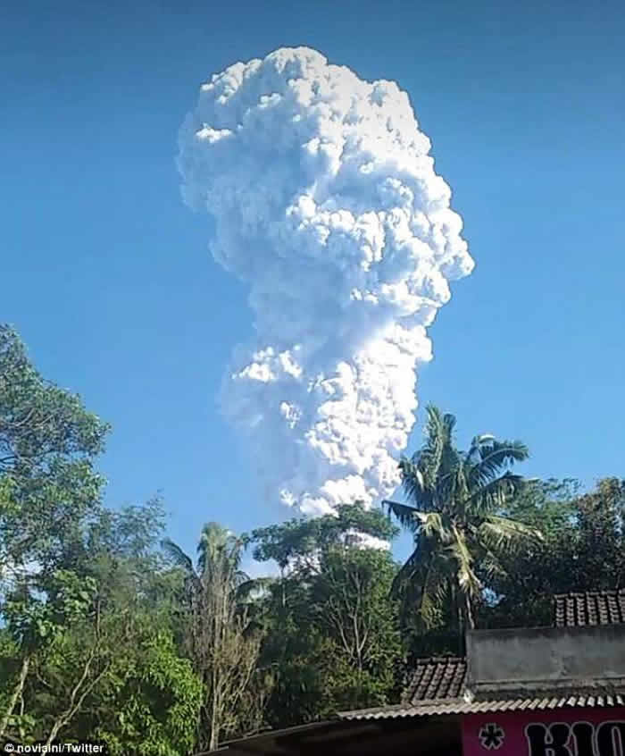 印尼爪哇岛大学生正在山下露营 默拉皮火山突然爆发