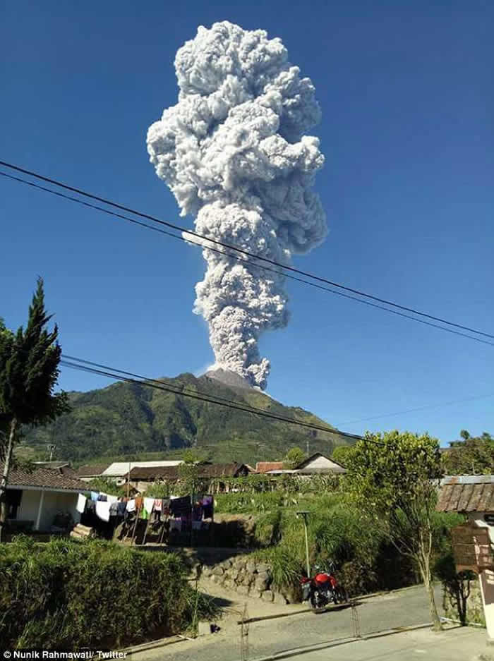 印尼爪哇岛大学生正在山下露营 默拉皮火山突然爆发