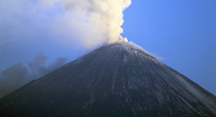 俄罗斯堪察加半岛克柳切夫火山喷发 灰柱高达10千米