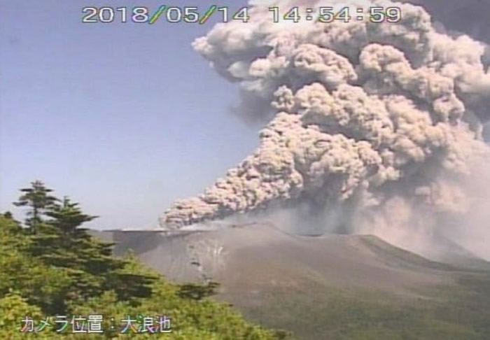 日本新燃岳火山再度喷发 浓烟高逾4500米