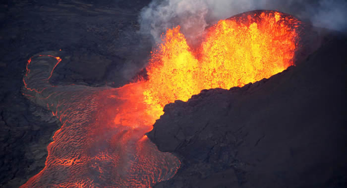 美国夏威夷群岛基拉韦厄火山喷发带来宝石雨