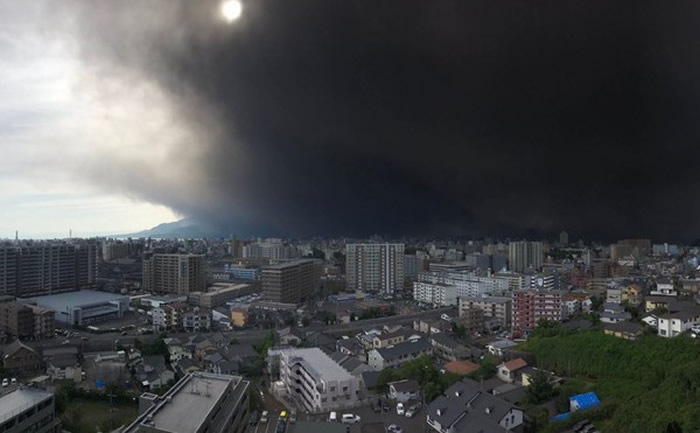 日本九州鹿儿岛市樱岛火山发生大规模喷发 网友：好像世界末日