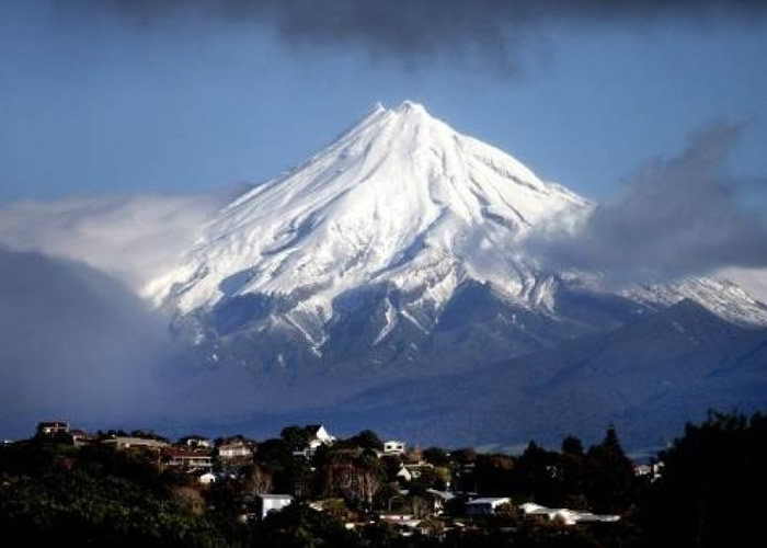 塔拉纳基山吸引大批登山客。