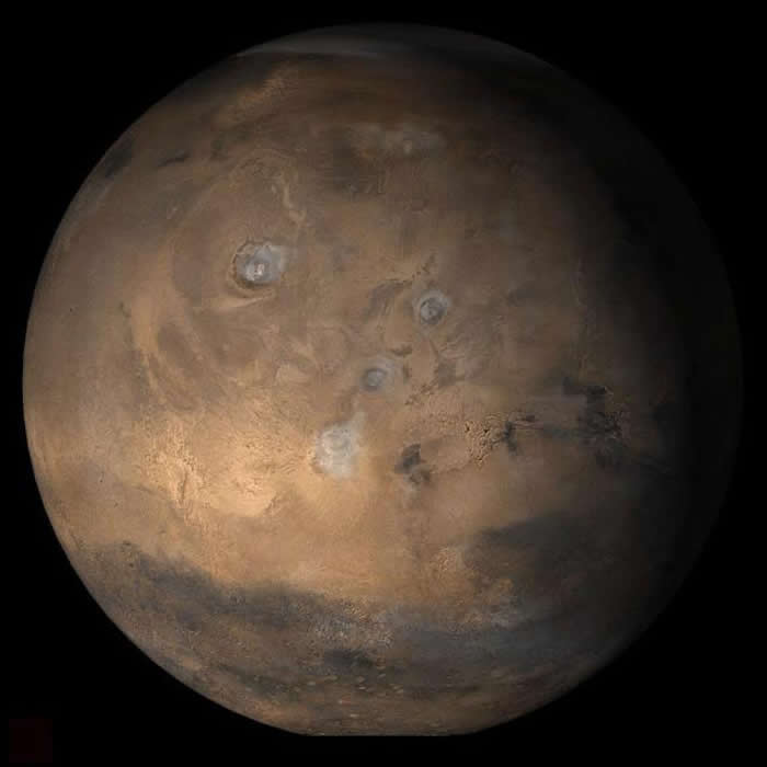 科学家对火星化学物质的最新研究显示，可能存在火星表面的盐水，或许能让好氧微生物或什至是像海绵这样的简单动物在其中生存。 PHOTOGRAPH BY NASA/J