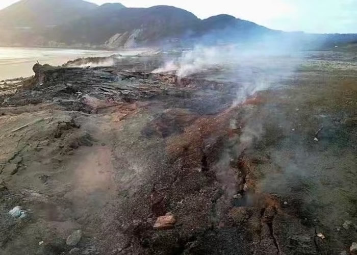 福建漳州近日出现“自燃”奇景，地上冒出大量白烟。