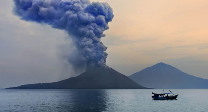 印尼喀拉喀托火山系列喷发后海拔高度降至此前的三分之一