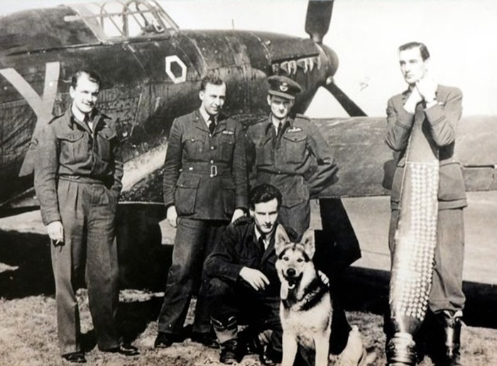 海明威（左一）当年与战友在其战机前留影。