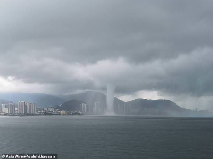 马来西亚槟城遭到巨大“海上巨塔”水龙卷侵袭