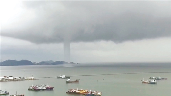 “龙吸水”！广东珠海海域出现水龙卷壮观景象