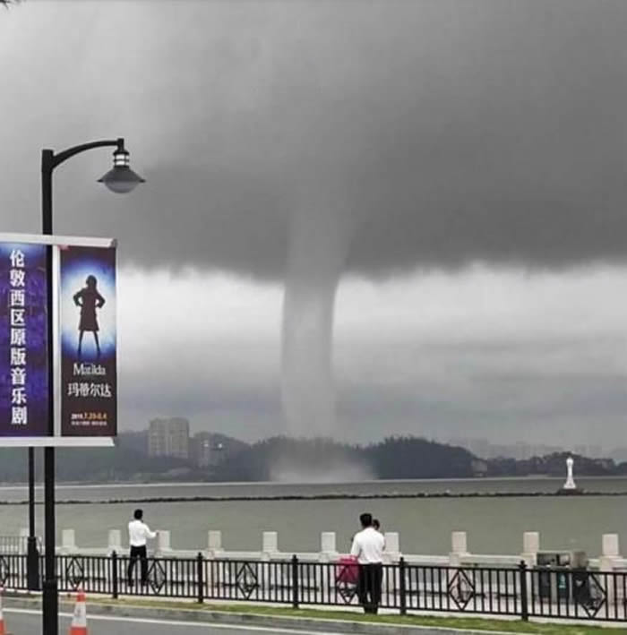 “龙吸水”！广东珠海海域出现水龙卷壮观景象