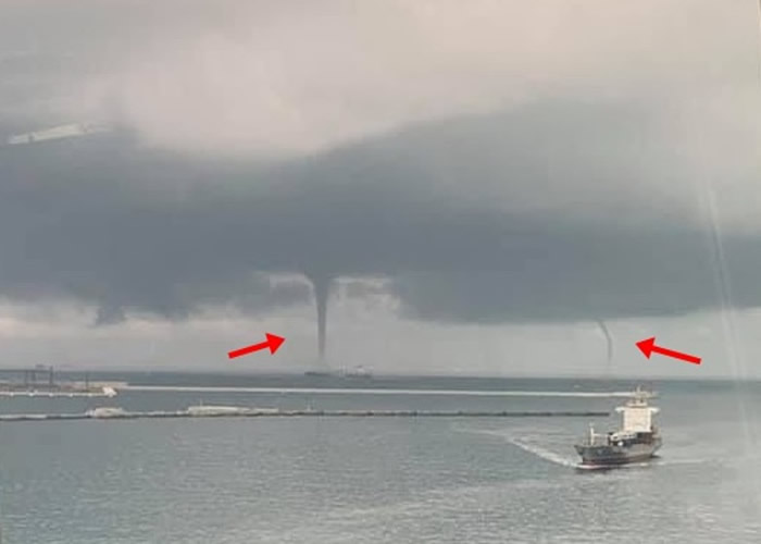 台湾南部强风暴雨 高雄近海海面出现双水龙卷