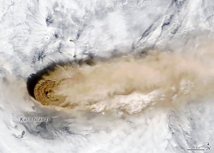 俄罗斯千岛群岛雷科克火山沉寂百年开始喷发 国际空间站宇航员拍下奇观