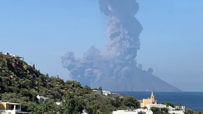 意大利斯特龙伯利岛火山喷发 “天降火雨”造成一名登山客死亡