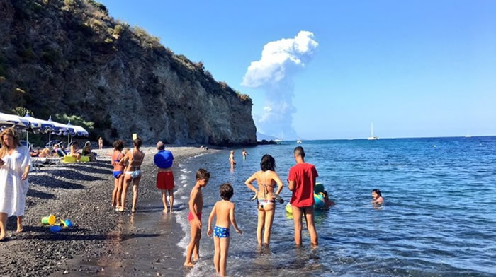 意大利斯特龙伯利岛火山喷发 “天降火雨”造成一名登山客死亡