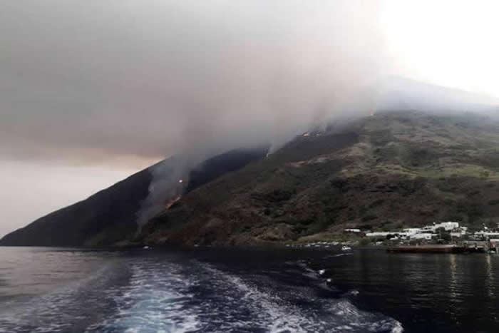 意大利斯特龙伯利岛火山喷发 “天降火雨”造成一名登山客死亡