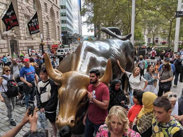 美国华尔街知名地标“华尔街铜牛”（Charging Bull）遭人恶意破坏